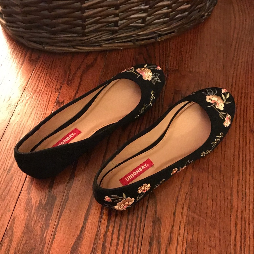 Black floral embroidered ballet flats